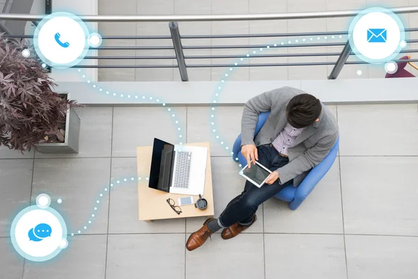 Junger Asiatischer Geschäftsmann Mit Tablet Handy Büro — Stockfoto