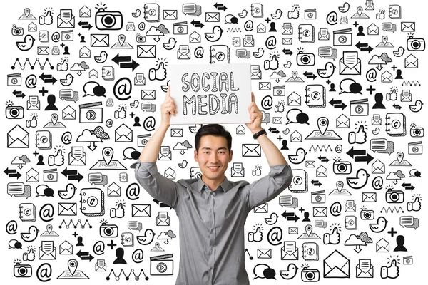 Jonge Zakenman Huidige Sociale Media Communicatieconcept — Stockfoto