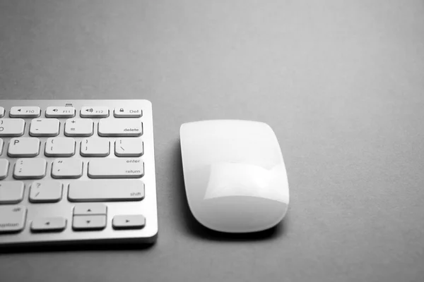 Mouse computador moderno e branco e teclado — Fotografia de Stock