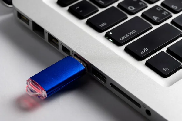 USB-Stick auf Computer-Laptop-Tastatur — Stockfoto