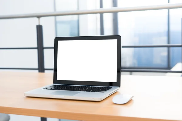 Pantalla en blanco para computadora portátil en la biblioteca y la oficina —  Fotos de Stock