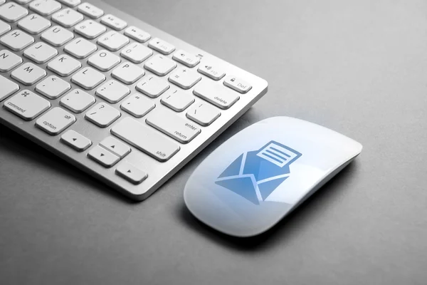 Email, telefone, & Contate-nos ícone no mouse do computador — Fotografia de Stock
