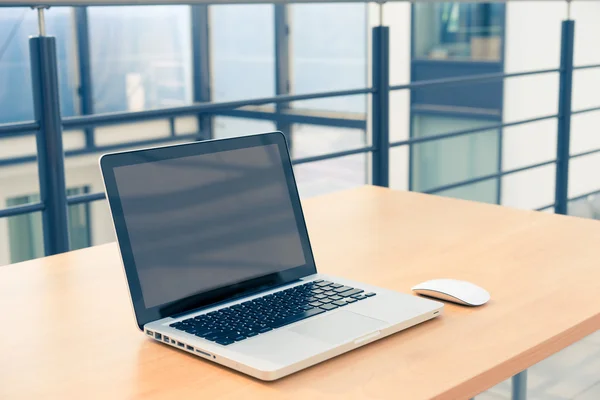 Pusty Ekran Laptopa Bibliotece Biurze — Zdjęcie stockowe