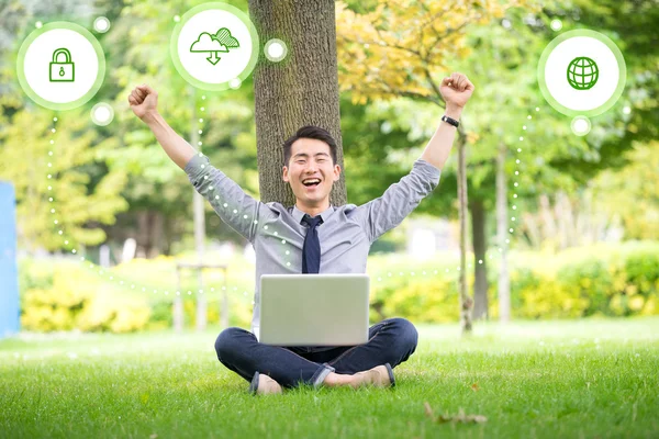 Junger Asiatischer Erfolgreicher Geschäftsmann Mit Tablet Laptop Mobiltelefon Auf Augenhöhe — Stockfoto