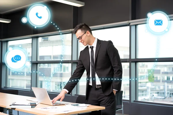 Empresário Trabalhando Com Novo Ícone Moderno Negócios Mídia Social — Fotografia de Stock