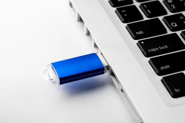 Usb Stick Auf Computer Laptop Tastatur — Stockfoto