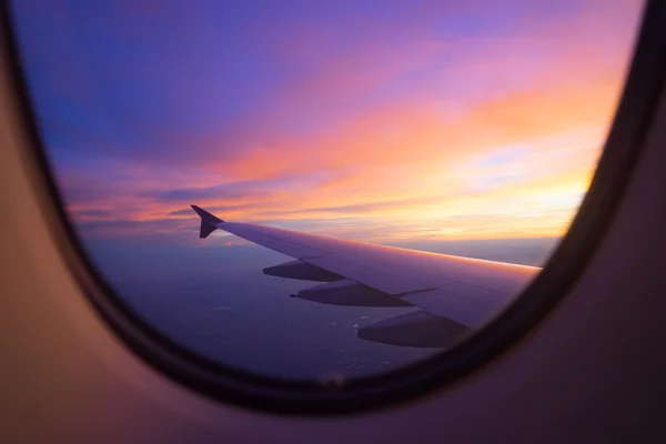 Небо заходу сонця з вікна літака — стокове фото
