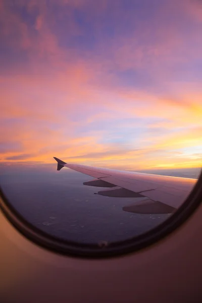 Solnedgång himlen från fönstret flygplan — Stockfoto