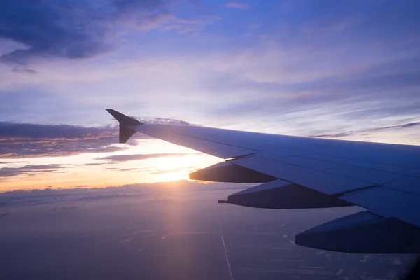 비행기 창에서 일몰 하늘 — 스톡 사진