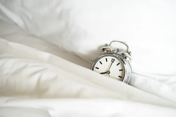 Reloj despertador a las 8 am. para despertar —  Fotos de Stock