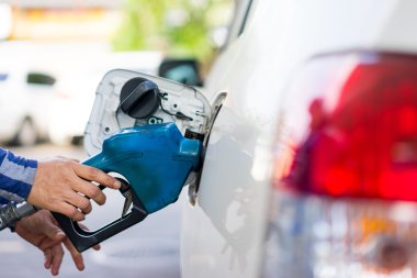 Benzini benzin istasyonundaki arabaya doldur.