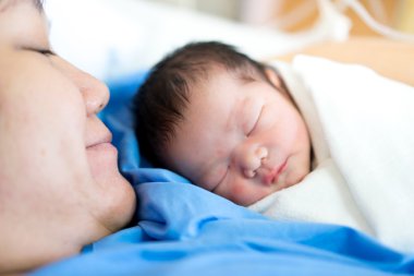 Hastanede yeni doğan bebek ile Asya anne
