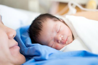 Hastanede yeni doğan bebek ile Asya anne