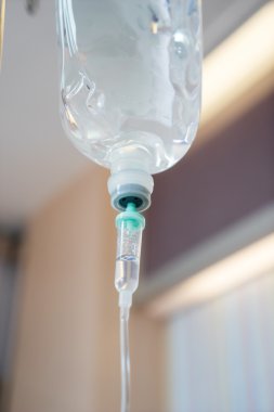 Hastanede serum solüsyonuyla birlikte enfüzyon şişesi.