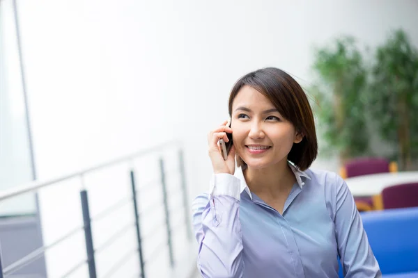 Mujer de negocios asiática usando teléfono móvil en la oficina — Foto de Stock