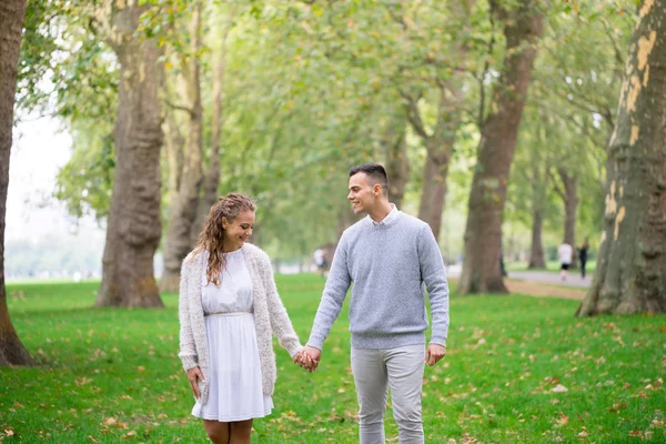 Una pareja caminando en el Hyde Park, Londres —  Fotos de Stock