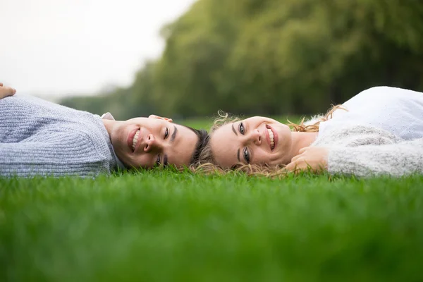 Ein paar spazieren im hyde park, london — Stockfoto