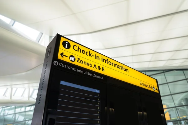 Πληροφορίες πτήσεων, άφιξης, αναχώρησης στο αεροδρόμιο, Λονδίνο, E — Φωτογραφία Αρχείου