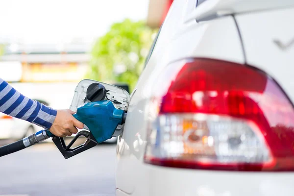 Recarga de combustível para um carro no posto de gasolina — Fotografia de Stock