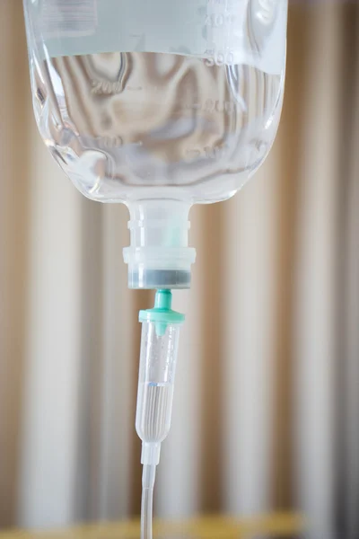 Frasco de perfusión con solución IV en el hospital — Foto de Stock