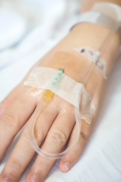 Primer plano de la paciente asiática en el hospital con intraven salino — Foto de Stock