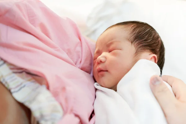Mãe asiática com bebê recém-nascido no hospital — Fotografia de Stock