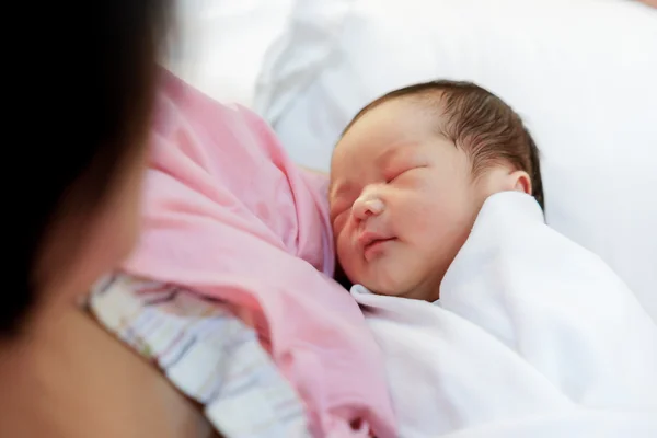 Hastanede yeni doğan bebek ile Asya anne — Stok fotoğraf