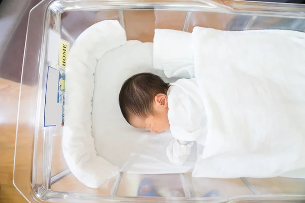 Ασιατικές νεογέννητο μωρό στο νοσοκομείο, δωμάτιο παράδοσης — Φωτογραφία Αρχείου