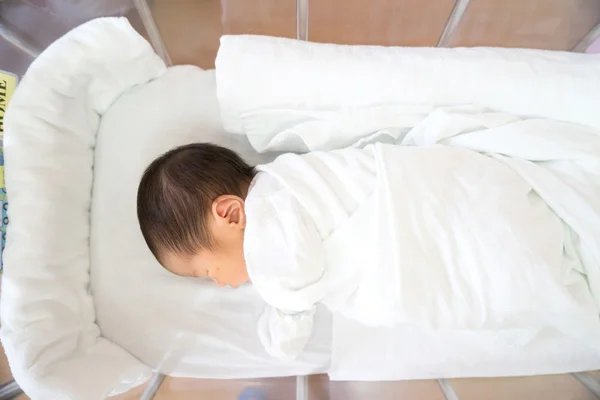 Asiático recém-nascido bebê no hospital, sala de parto — Fotografia de Stock