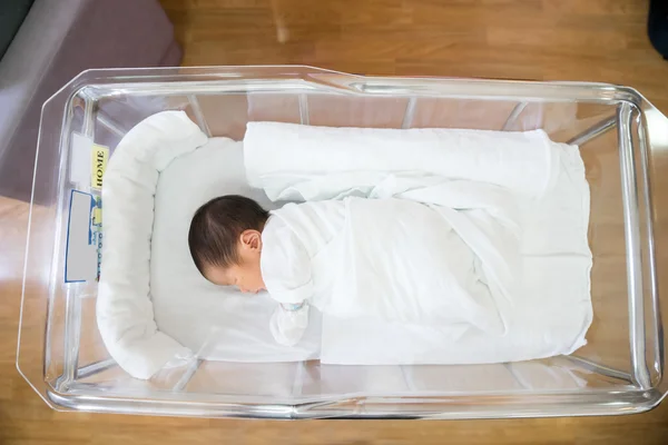 Asian newborn baby in hospital, delivery room — Stock Photo, Image