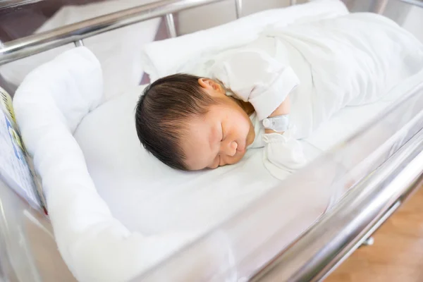 Asiático recién nacido bebé en el hospital, sala de parto — Foto de Stock