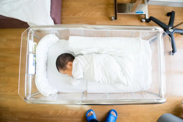 Asiático recém-nascido bebê no hospital, sala de parto — Fotografia de Stock