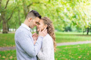 Hyde Park, Londra yürüyen bir çift