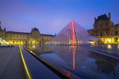 Paris, Fransa 15 Ocak 2015: Dış Louvre Müzesi, bir