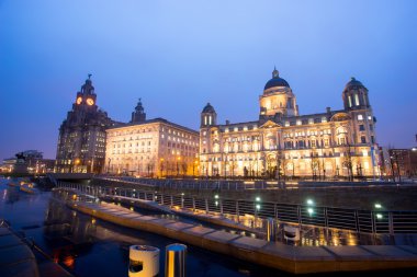 Kral Edward VII anıt ve Liver Building, Liverpool, İngiltere