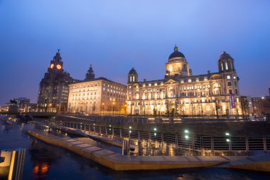 Kral Edward VII anıt ve Liver Building,
