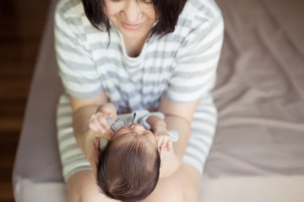 Asiática madre sostiene su recién nacido bebé —  Fotos de Stock