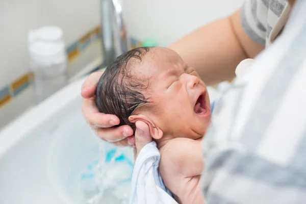 Asiático recién nacido bebé teniendo un baño —  Fotos de Stock