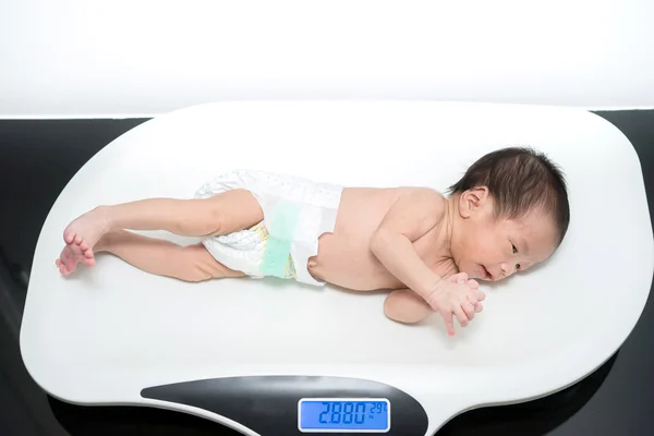 Asya Yeni Doğan Bebek Üzerinde Ölçekler Döşeme — Stok fotoğraf