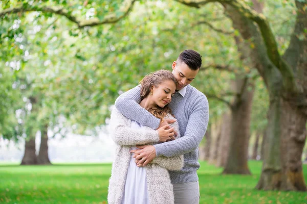 Ein paar spazieren im hyde park, london — Stockfoto