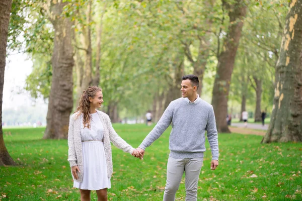 Una pareja caminando en el Hyde Park, Londres —  Fotos de Stock