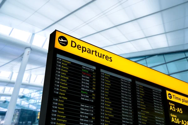 Πληροφορίες πτήσεων, άφιξης, αναχώρησης στο αεροδρόμιο, Λονδίνο, E — Φωτογραφία Αρχείου