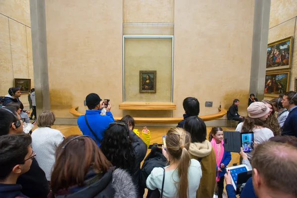 Paris, Francja Jaunuary 15, 2015: Ludzie czekają aby zobaczyć Mona — Zdjęcie stockowe