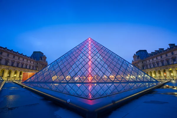 PARÍS, FRANCIA 15 DE ENERO DE 2015: Exterior del Museo del Louvre, uno — Foto de Stock