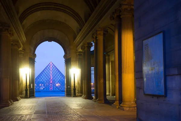 Parijs, Frankrijk, 15 januari 2015: Buitenkant het Louvre Museum, een — Stockfoto