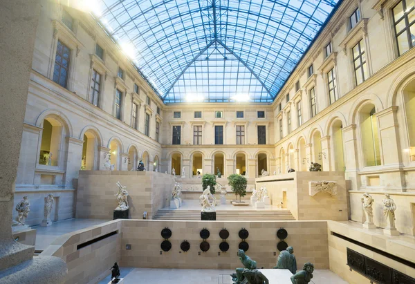 Парижі 15 січня 2015: Інтер'єр музею Лувр — стокове фото