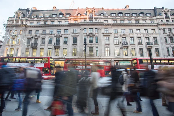 판매 시즌에 런던, 영국, 2014 년 12 월 30 일: 옥스포드 스트리트 — 스톡 사진