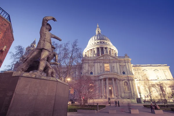 Millennium bridge, St. Paul, Londen in vintage, retro kleuren stal — Stockfoto