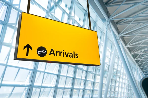 Repülési információkat, az érkezés és a távozás fórumon a repülőtéren — Stock Fotó