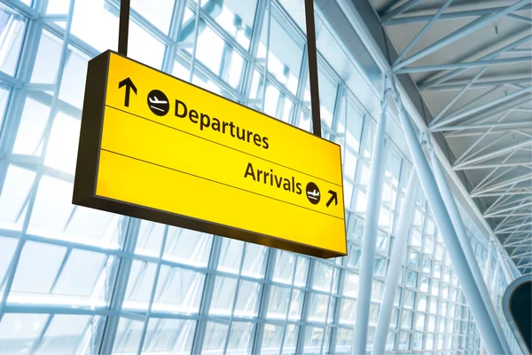 Flight information, ankomst och avresa styrelsen på flygplatsen — Stockfoto